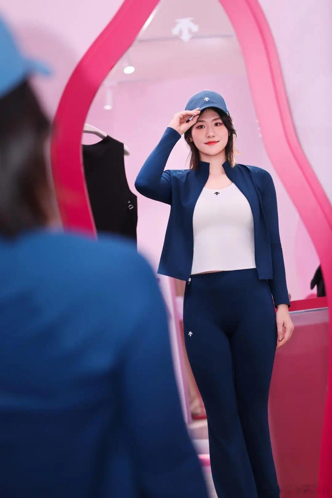 叶诗文留长头发了，好漂亮，穿运动装身材傲人，化了妆美到认不出