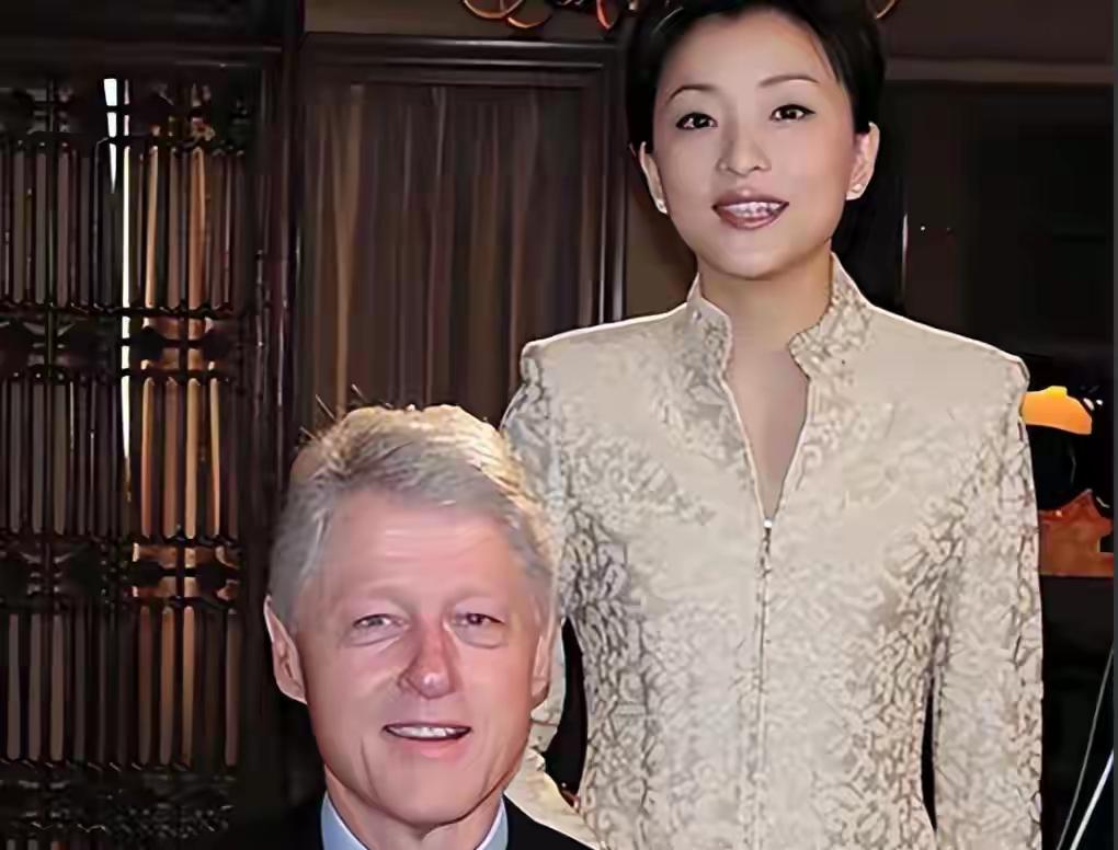 杨澜曾和克林顿合影，那时杨澜真年轻，克林顿一如既往红光满面。克林顿其实也蛮接地气
