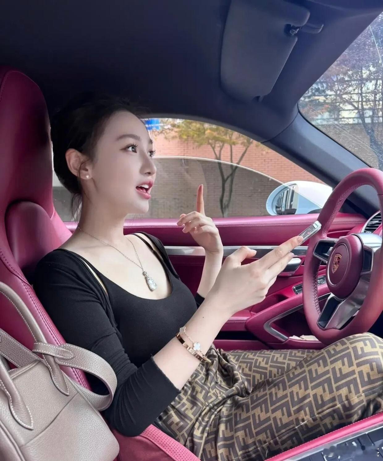 这辆二手车只需30万，内饰颜色也蛮好看的，你愿意买吗？