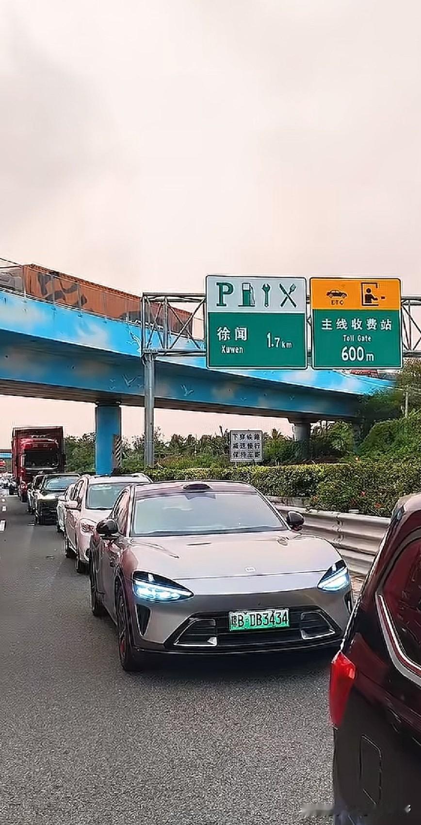虽说现在有高速公路，一直通到了雷州半岛的徐闻，但由于琼州海峡的阻隔，所有车辆进出