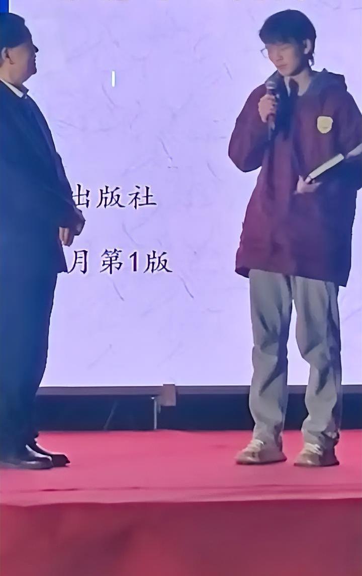 这就是中国人最可悲的地方。一名英语教育专家在台上给学生们分享学习英语的好方法，