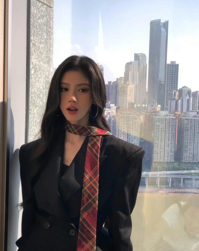 1.张韶涵以前赚的钱都放亲妈那帮忙保管，结果她生病亲妈一分钱不给说没钱。2.陈伟