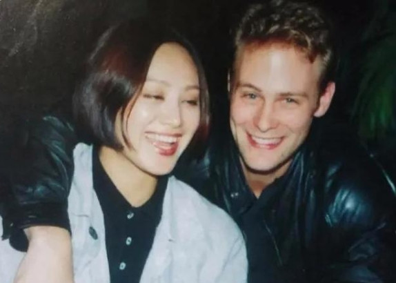1997年，宁静和美国演员保罗结婚后，两人高高兴兴得去美国公公婆婆，当婆婆说：“