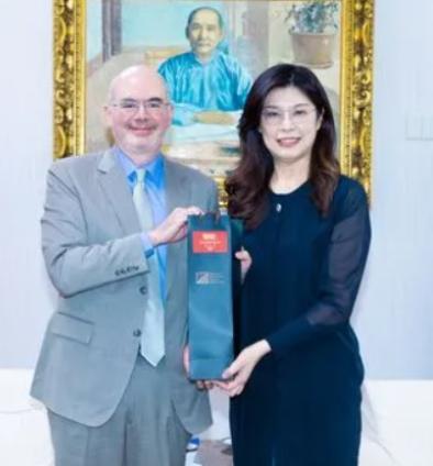 简直让人不敢相信！美国人这次居然想通了，悄悄和国民党主席郑丽文达成了共识。说白了