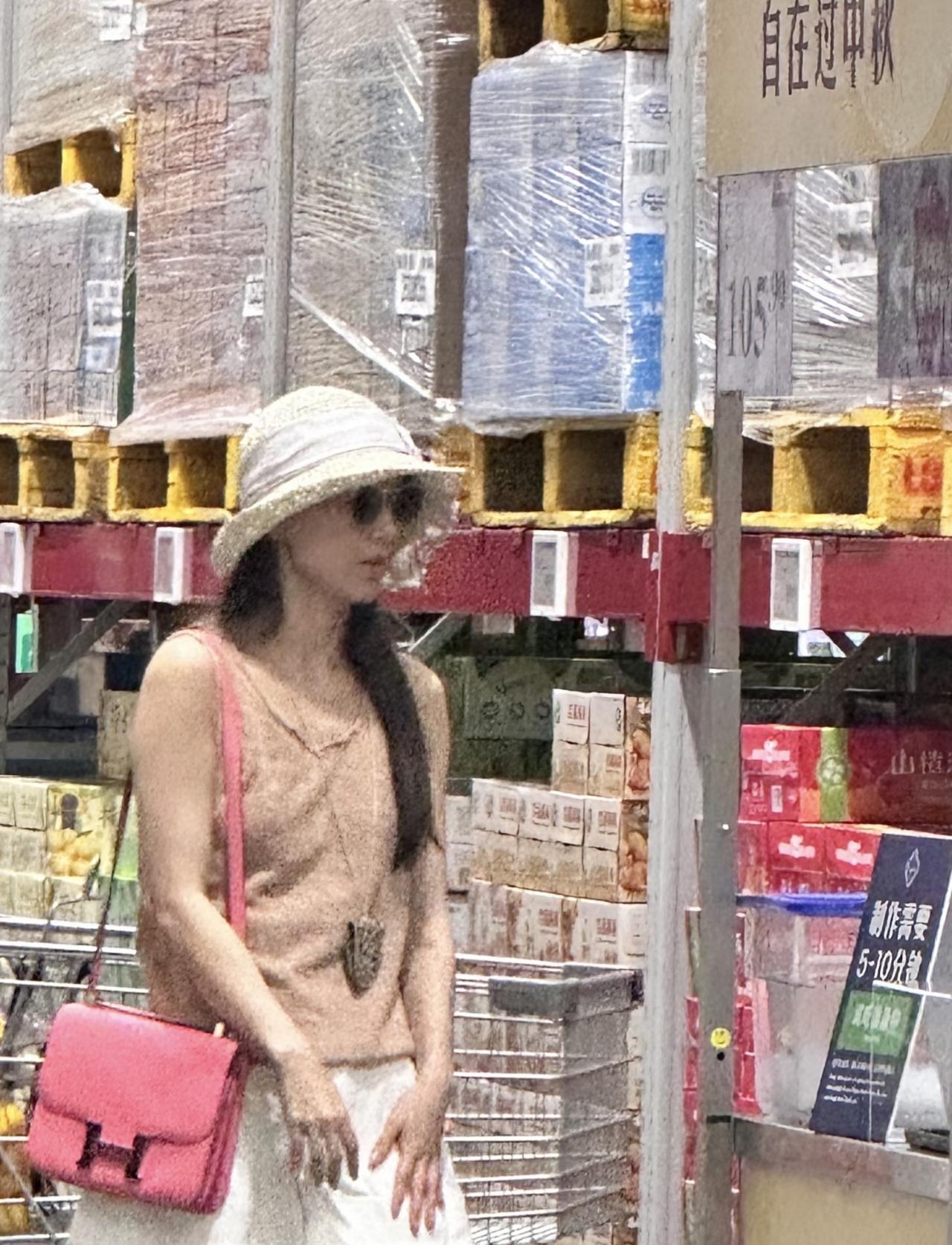 9月2日，有位网友在上海青浦偶遇黄圣依，她身穿背心和白色短裤，戴着帽子的样子，美
