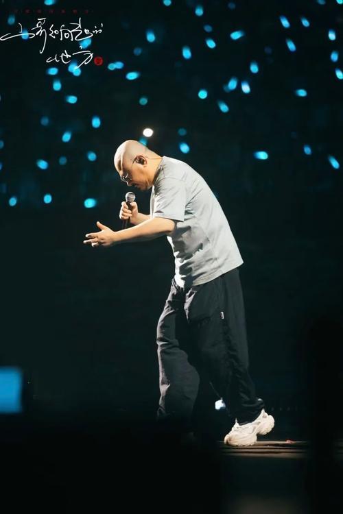 刀郎老师乌鲁木齐唱完收官场，歌迷们全在问：明年还巡不巡？说实话，这热度摆在这儿，