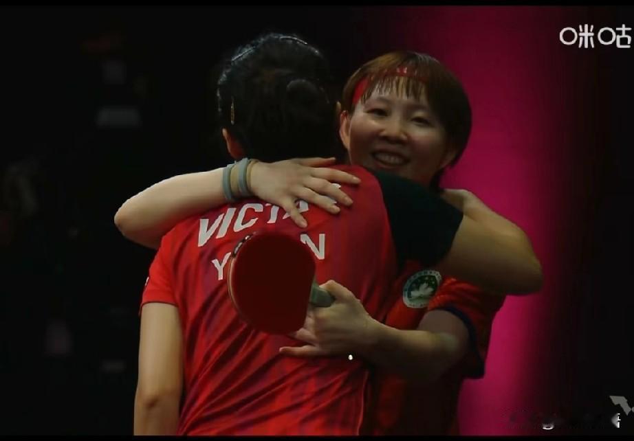 朱雨玲和韩莹这个拥抱，也很感人。时隔十年，朱雨玲和韩莹再次站在球台的两侧，不得