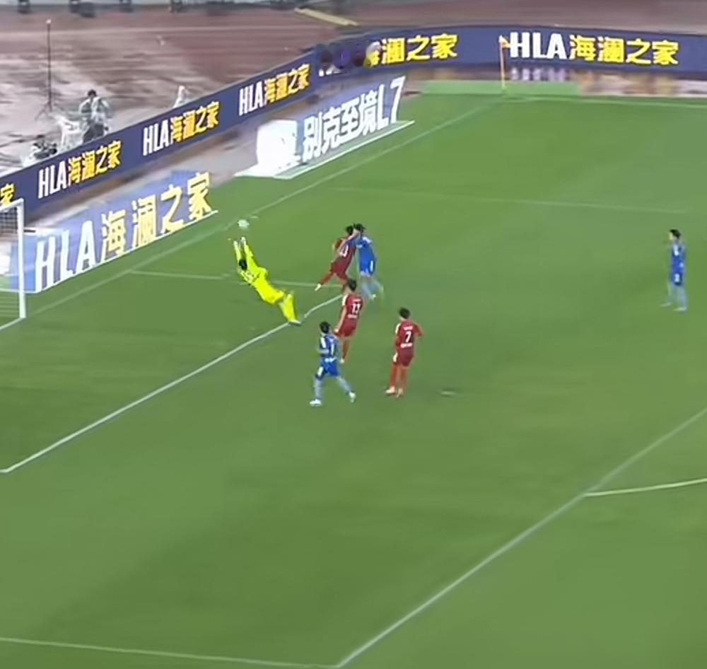 你敢信？换帅不到1个月，南通队主场0-3被打爆，还罚下1人！球员赛后集体鞠躬，头