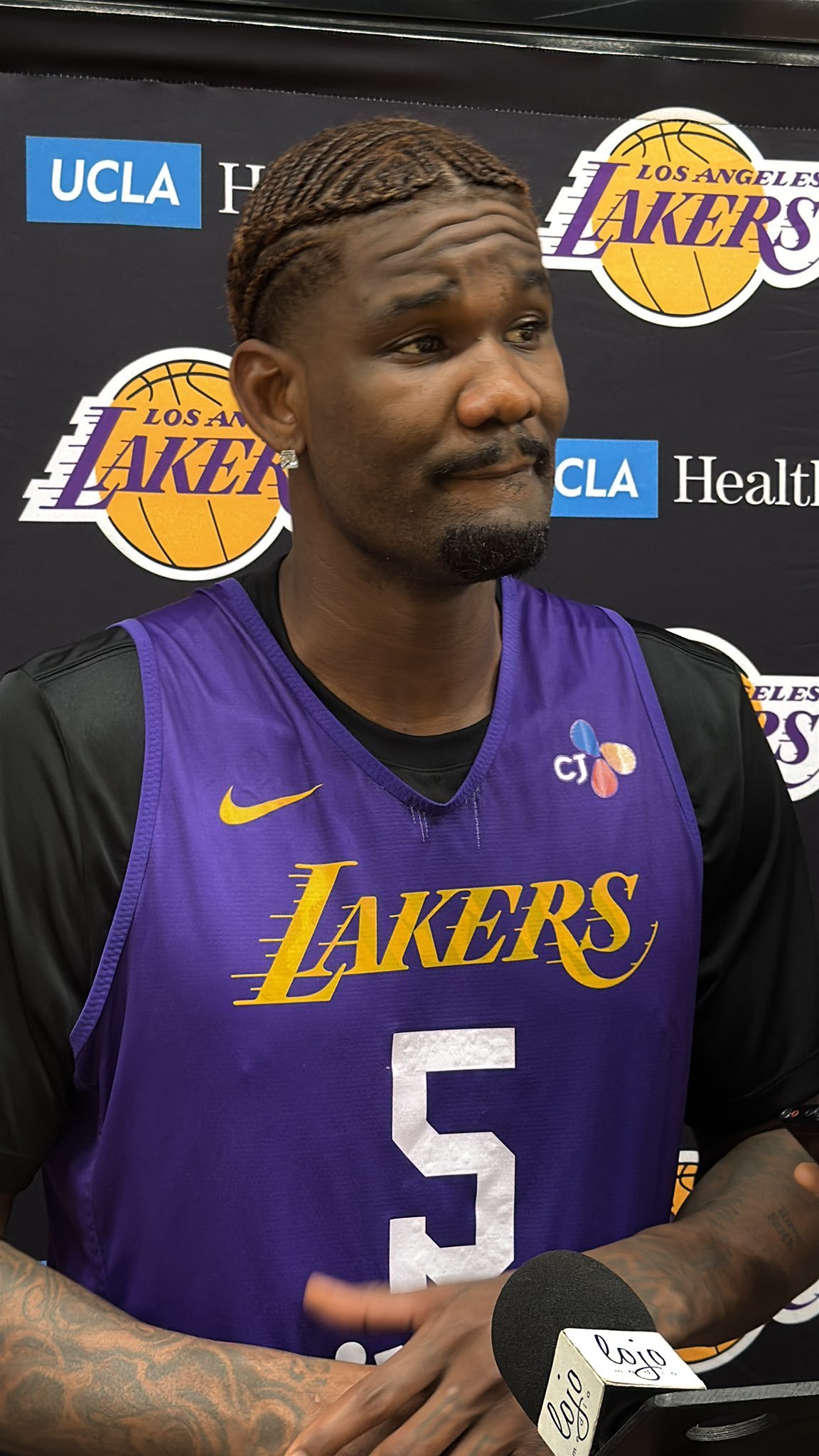 艾顿谈雷迪克：“他知道如何面对逆境，他欣然接受，他是一个很信任他队员的教练。我们