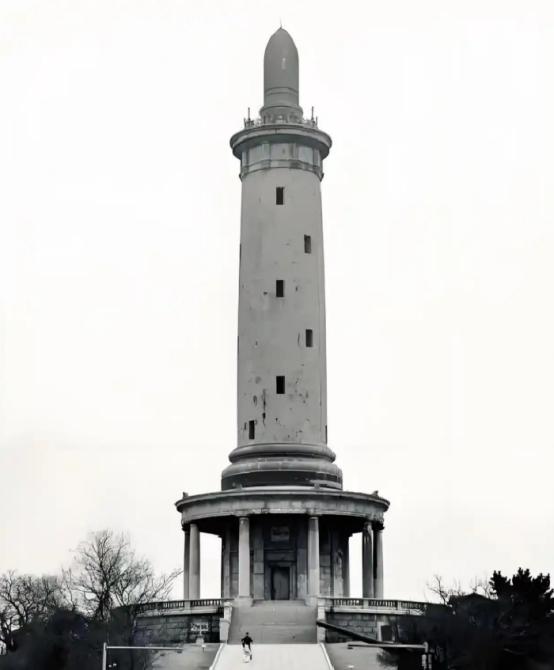 太蹊跷了！大连旅顺，一座老塔刚传出要拆，日本立马跳脚，开口就讨“废料”，结果地基