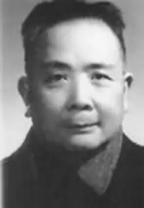 1951年春天，新疆迪化监狱里一个戴着镣铐的中年人被临时叫出牢房，他满脸疲惫，以