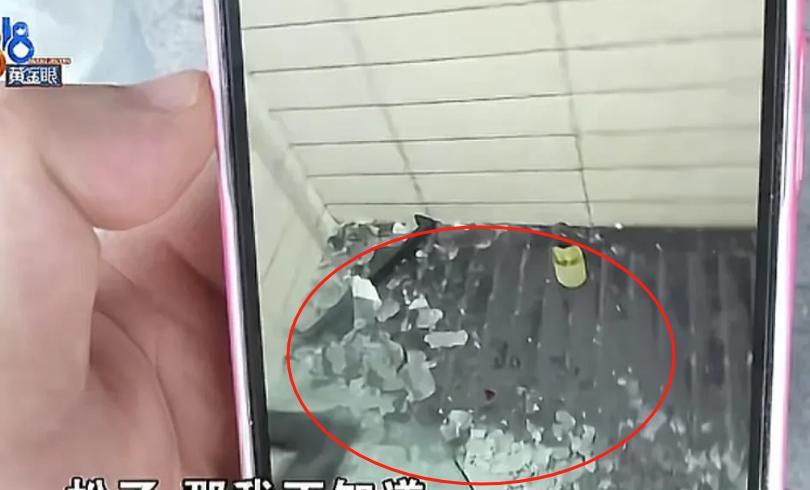 浙江宁波，杜女士和同事出差住电竞酒店，洗澡时浴室玻璃自爆，她用手挡致手部三处缝针