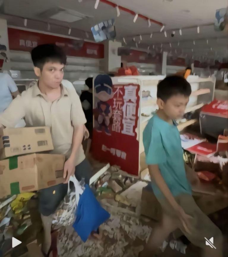 真是丢脸啊，这下全国人民都知道了！广东怀集洪水过后，赵一鸣超市疑似被当地居民哄
