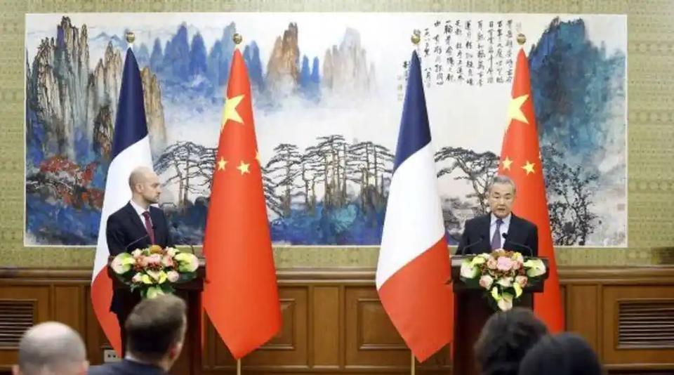 想不到法国这边还真是铁骨铮铮的，一点不急贸易问题。王毅外长在跟法国外长会晤的时