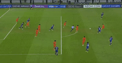 王钰栋啊，你千不该万不该，在这个位置丢球啊，这就是你的差差距啊，为什么不让过去，