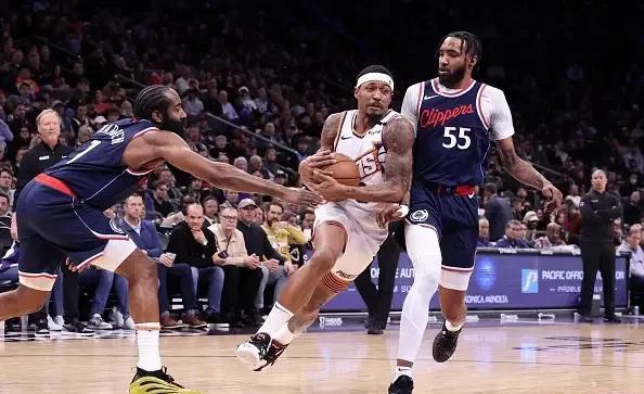 NBA情报局7月17日讯快船签下比尔这事儿，背后还有“高人相助”！据名记S