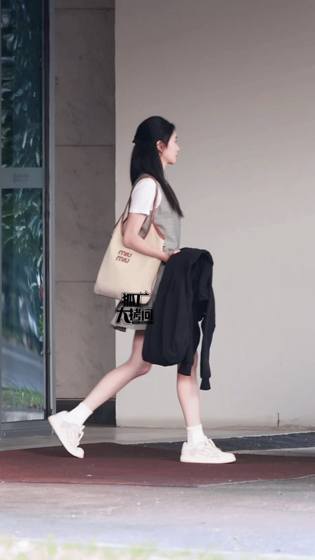 “每次看刘浩存日常穿MiuMiu都觉得好甜”​​​