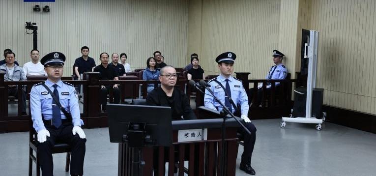 白天辉四年狂揽11亿，算下来每天进账77万——这哪是上班，分明是自带“印钞机”，