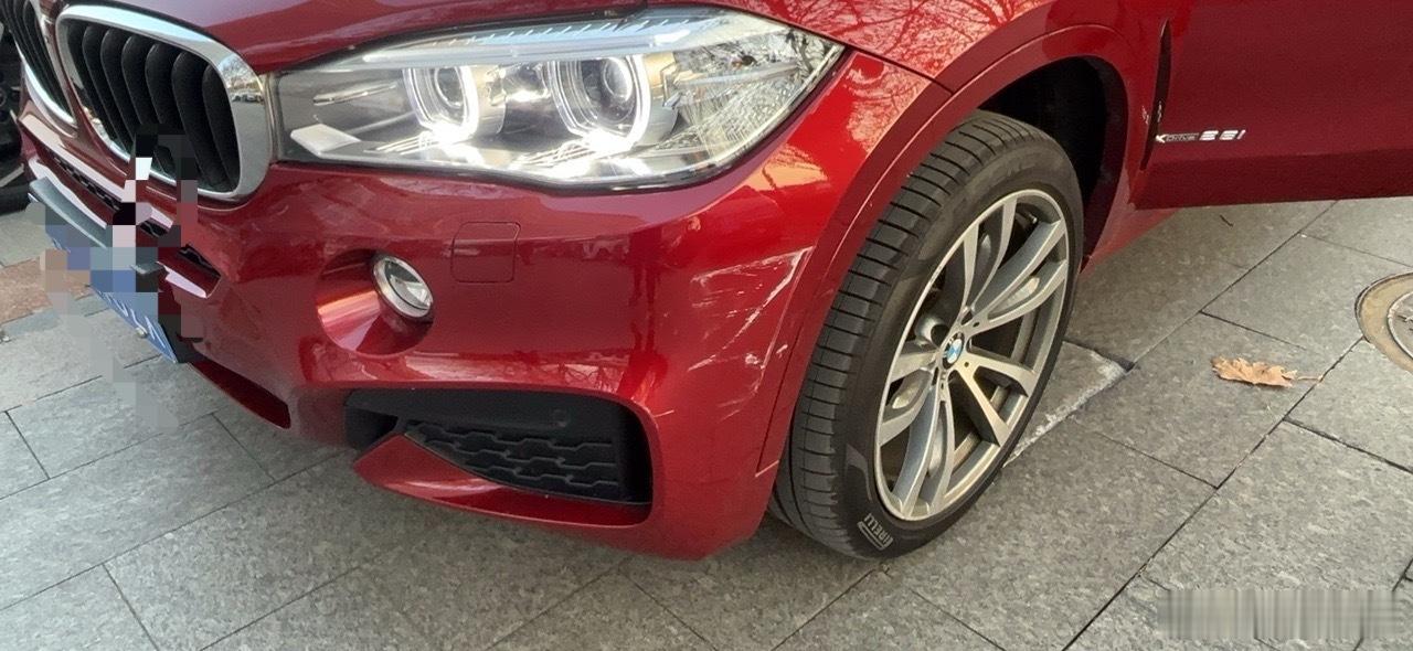 在单位停车场拐弯，蹭了个宝马😭