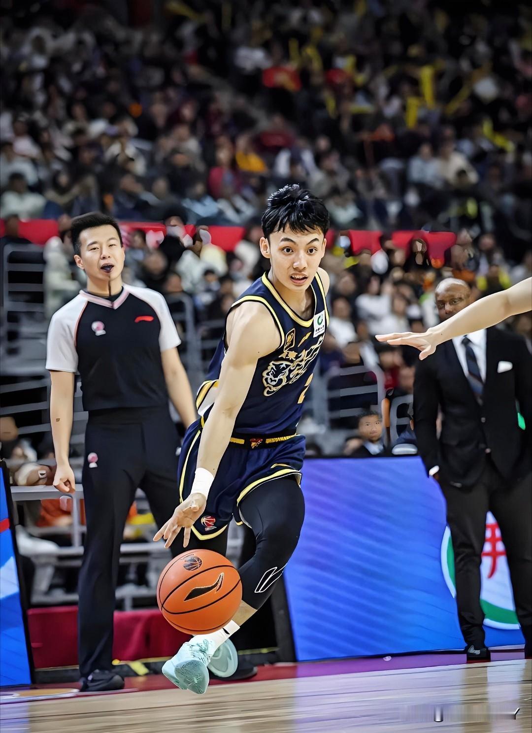 有个事，我不敢说，我发现CBA裁判在比赛最后时刻根本不吹犯规！在昨晚C