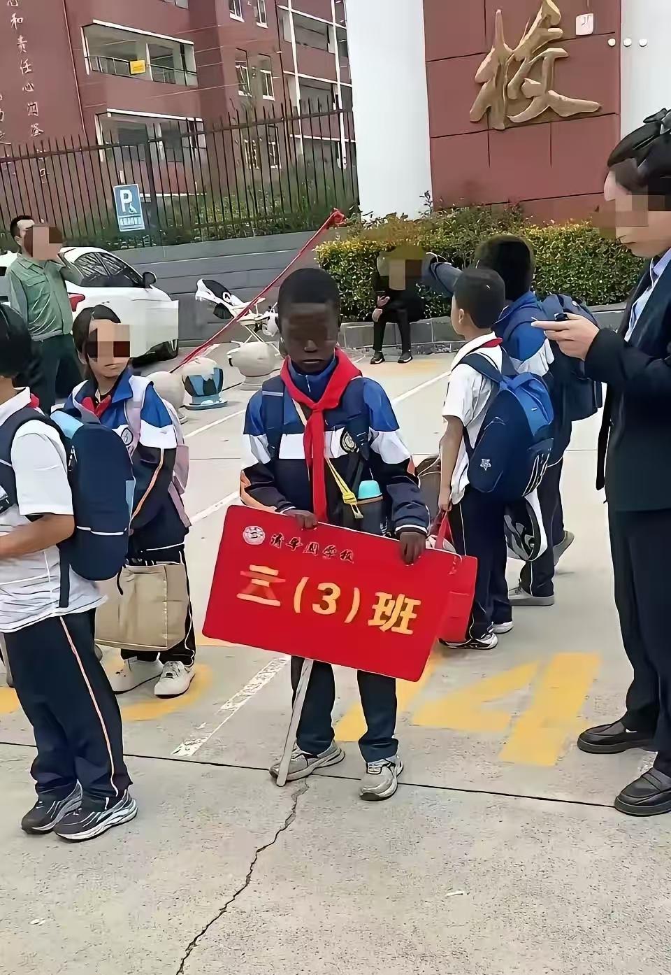 这种观点是完全错误且带有偏见的，我们应当坚决反对种族歧视和排外思想。每个民