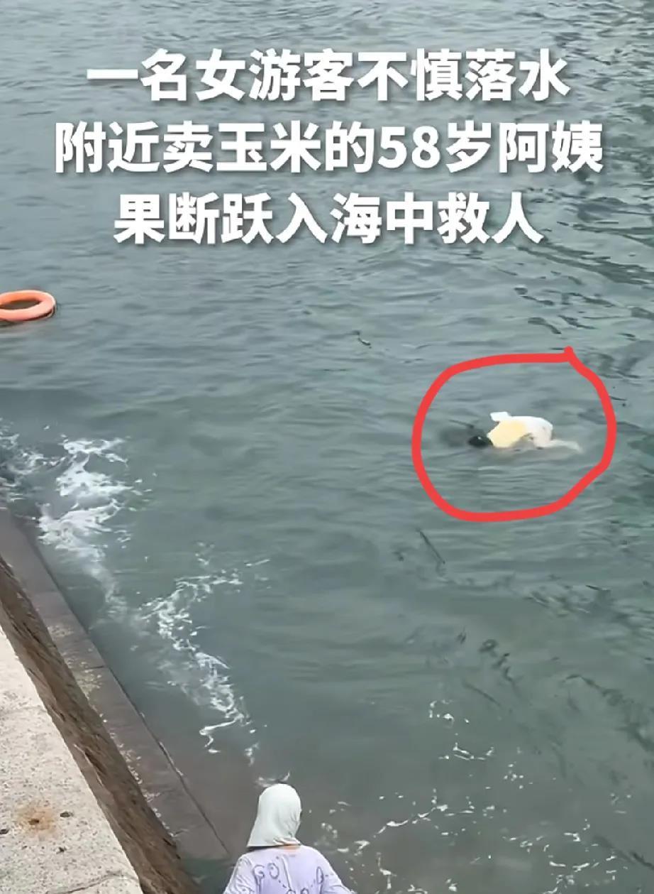 青岛落水女大学生，给所有溺水者都上了一课。大家注意看她落水后的姿势，她虽然不