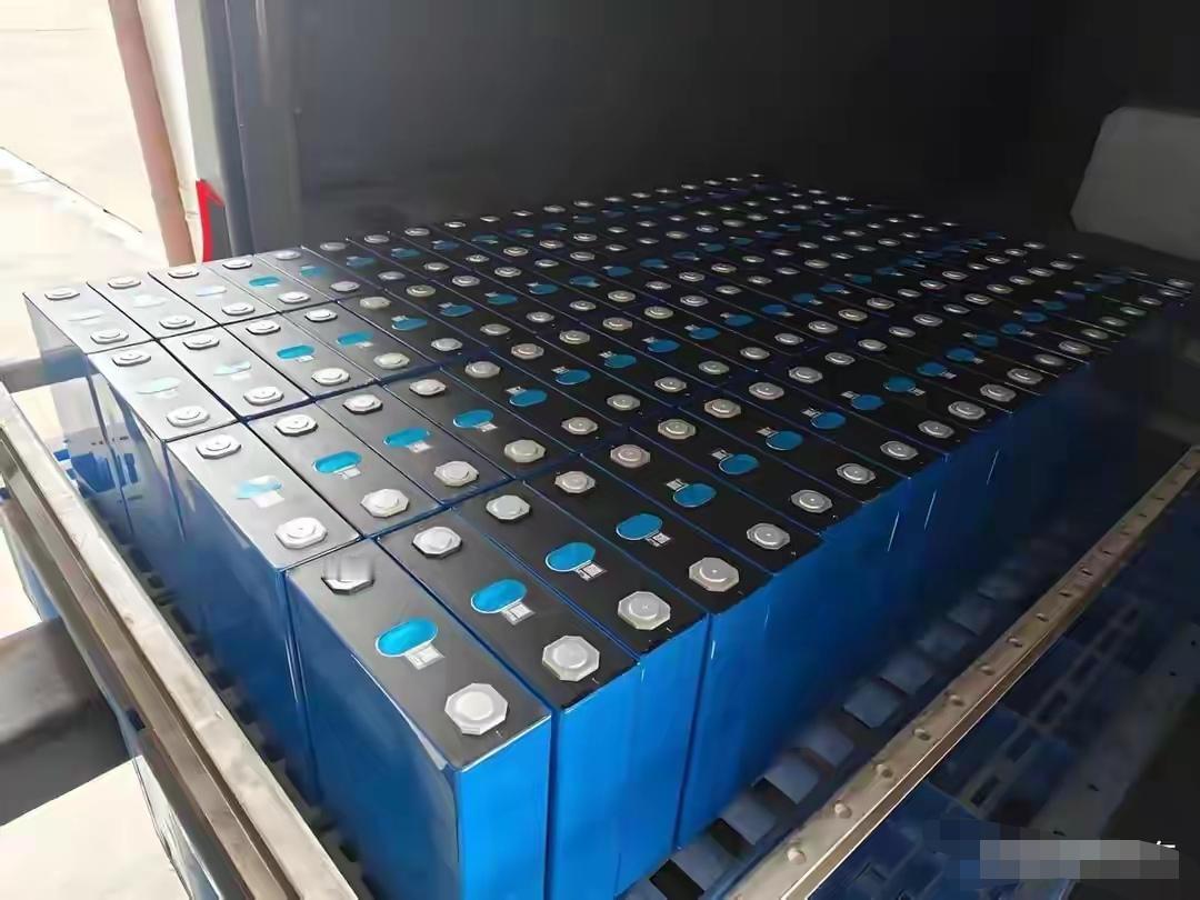 年检刚松了绑，十年老车从半年一检改成一年一次。但别高兴太早——电池健康度头一回被