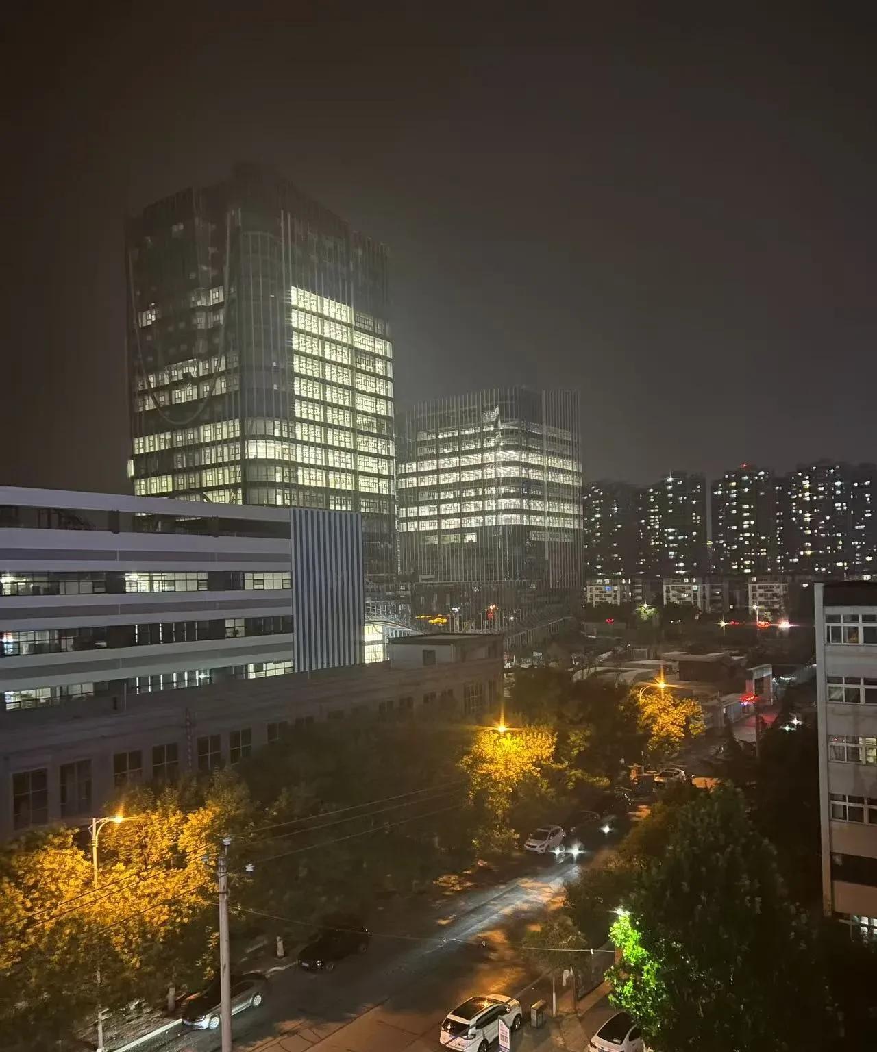 中航光电在洛阳的总部大楼，企业深耕地级市照样能够发展壮大，中航光电就是这样的典范
