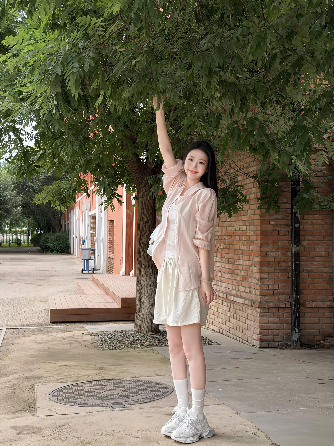 阳光下的少女，树荫下的微笑😊