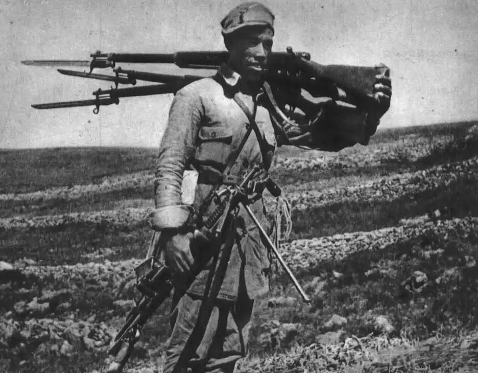 1938年，神头岭下一支缺枪少弹的八路军补充团，用两千支红缨枪换回了三百支三八大