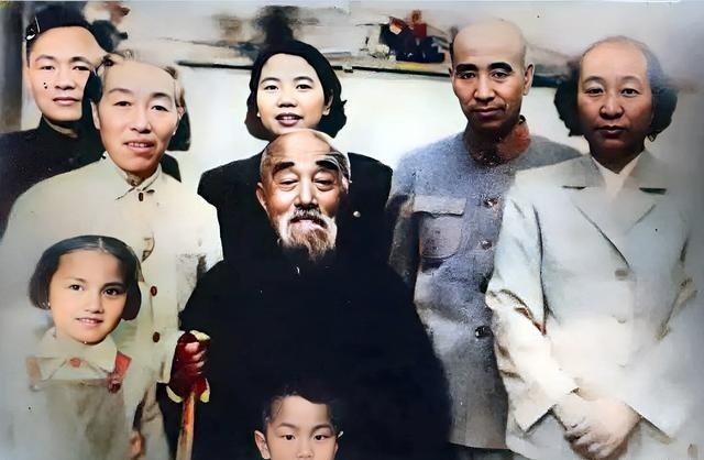 1958年，一张罕见的林总全家福。父亲林明卿坐在正中间。林明卿在家乡湖北黄冈回龙