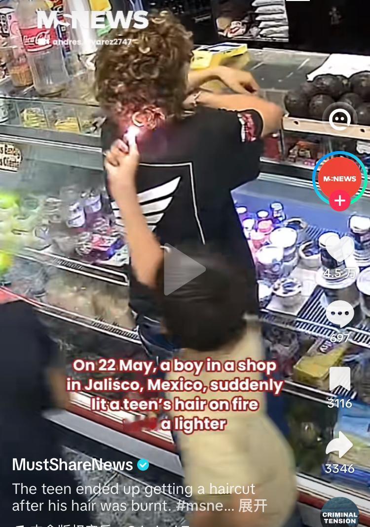 墨西哥一男孩，偷偷用打火机点燃一个卷发少年的头发，头发瞬间着火，少年察觉后脑勺很