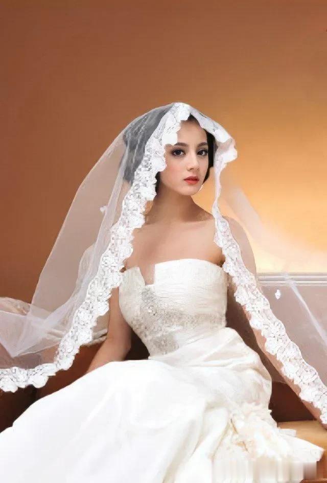 15岁的迪丽热巴拍的婚纱大片，到现在都秒了多少人啊！