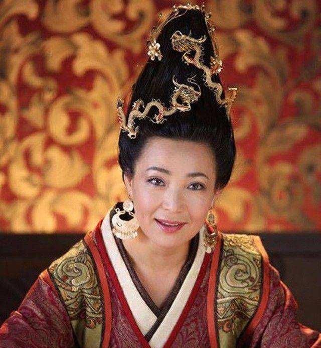 公元前188年，23岁的汉惠帝刘盈突然驾崩，吕后唯一的儿子死了，她却没有掉一点眼