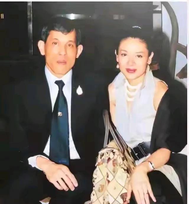 西拉米父母是底层人民，有幸生得千金西拉米，西拉米一人得宠，全家风光。可惜靠山山会
