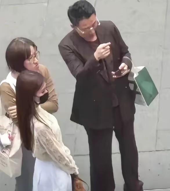 太逗了汪小菲陪着马筱梅逛街，帮着拎袋子的这张照片好有喜感啊……穿着一身西服的