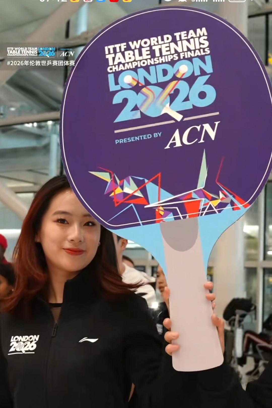 醒来关心的第一件事就是国乒顺利抵达伦敦。伦敦机场举牌的小姐姐是不是也特别养眼，