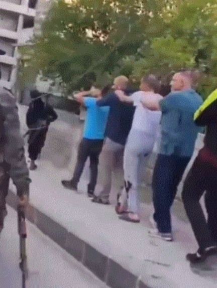 近日，一段极为残忍的视频在网上广泛传播，视频中显示8名手无寸铁的男子被武装分子抓