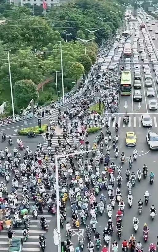 大家都在说，广州的电动车太多了，可是如何治理呢。现在大家都不想走路，哪怕是出