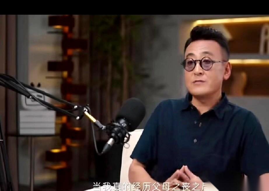 窦文涛说他爸妈走了之后，才懂了那种痛彻心扉。他说那是一种你说不出来的痛，但你心