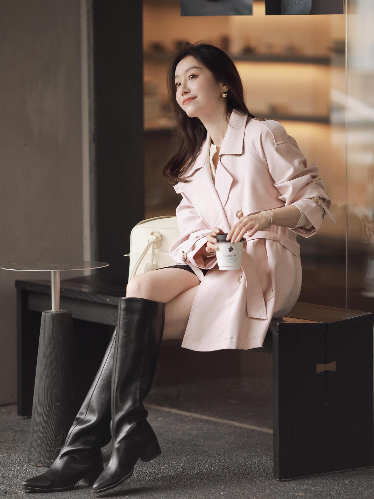 什么样的女人才能称得上有气质?春风漫过街角，粉风衣裹着温柔，咖啡香漫在步履间，把