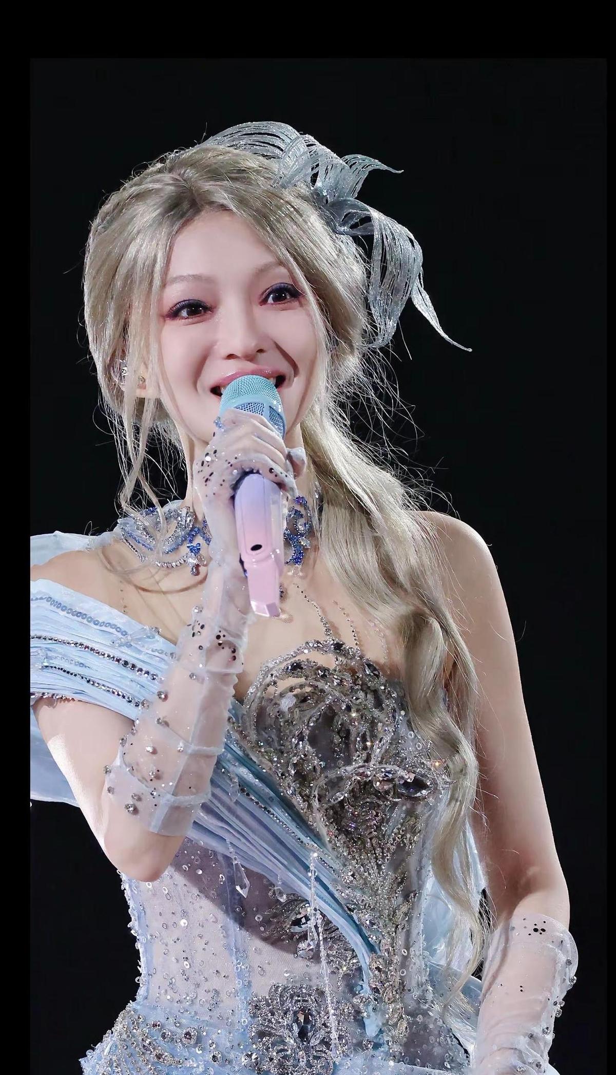 张韶涵一开嗓，全场起立了。不是因为灯光多炫，是她唱的歌，你哭过、熬过、没放弃过