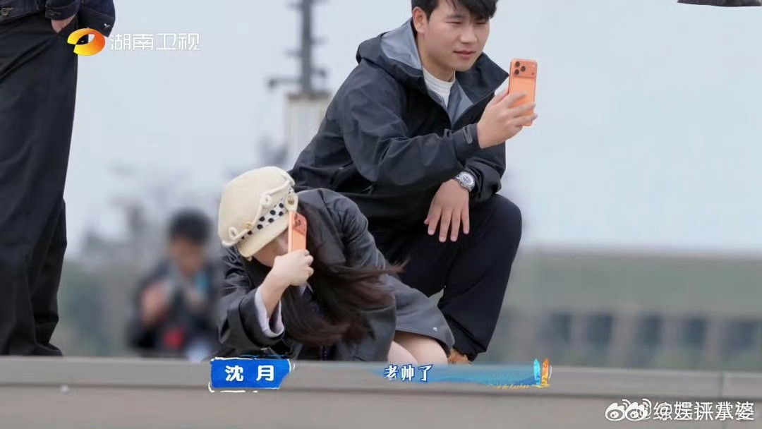 沈月镜头下的王鹤棣谁还没看沈月拍的王鹤棣!为了出片月月简直拼尽全力，快门按个不停