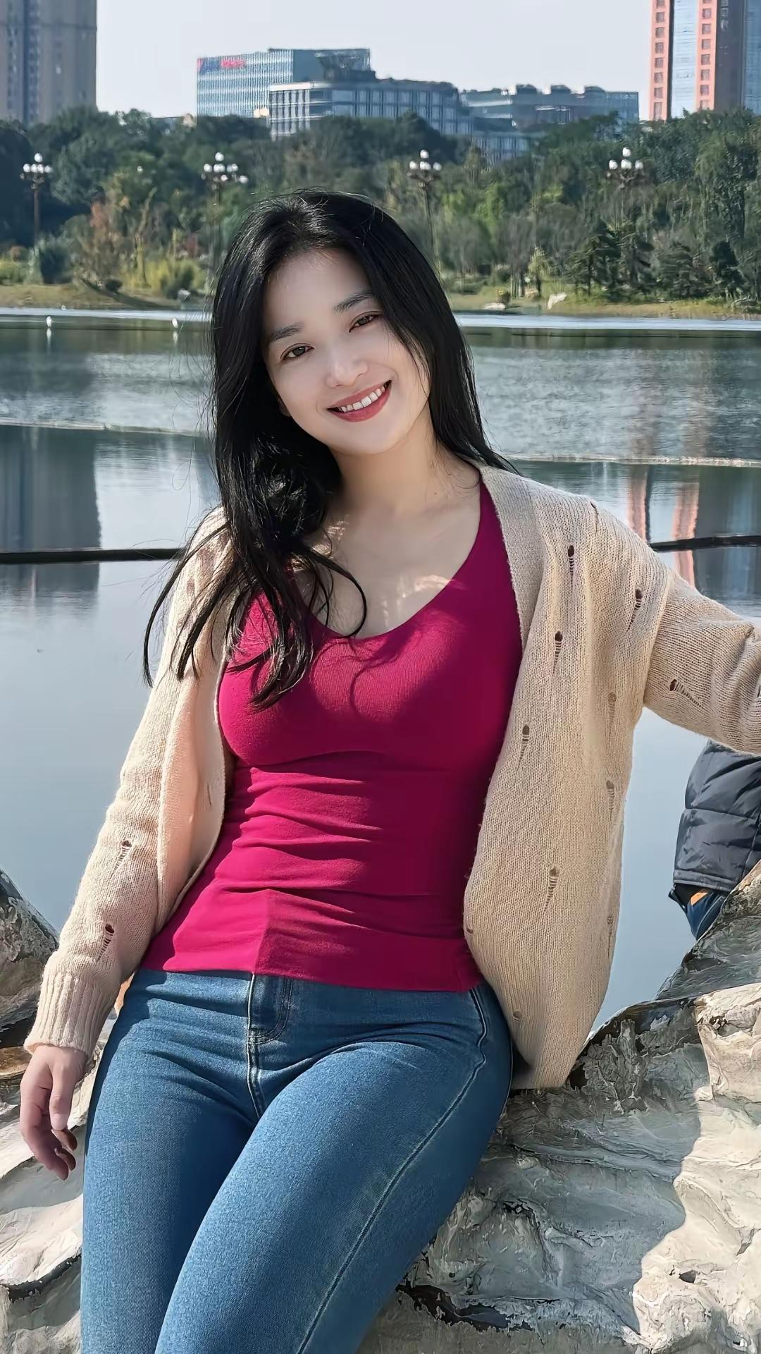 推翻昨日的桎梏，在废墟上种花；质疑完美的定义，在裂痕里养光。孤独是火种，烧尽怯懦