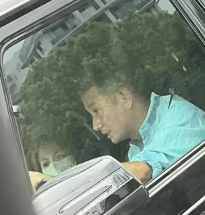 文章，冲上热搜！今天8月11日上午，许久未露面的文章突然冲上了热搜，热搜词条赫