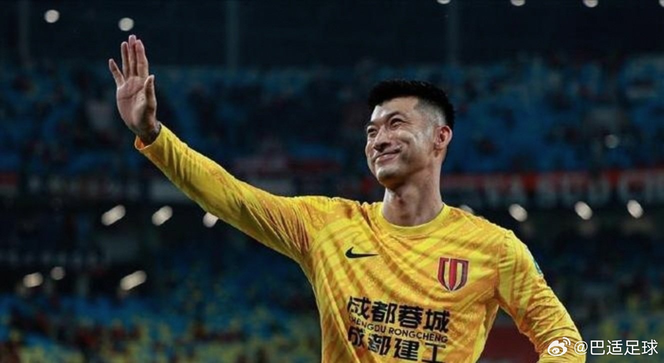 恭喜哈哈哥！为成都蓉城镇守大门，辛苦了！刘殿座获得中国金手套奖成都蓉城中国金球奖