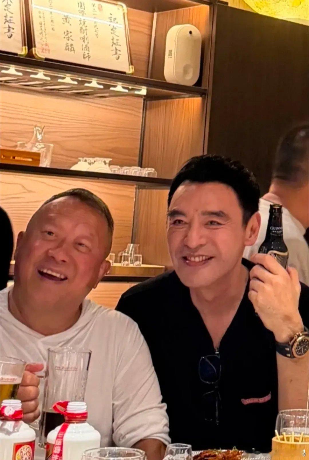 钟镇涛和好友曾志伟聚餐，他保养得真好啊，和同岁的曾志伟同框，看起来比曾志伟年轻好