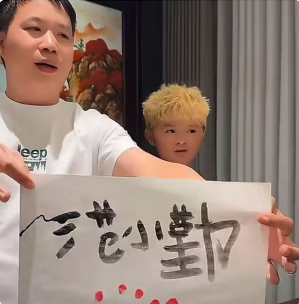 网红范小勤签名爆火，开直播178卖了200单，一场直播收入几万
