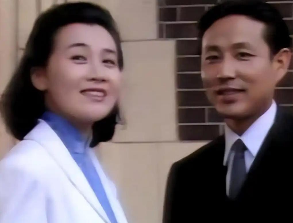 她是陈道明一生的痛，刚捧起金鹰奖杯就被查出重疾，走时孩子才两岁，陈道明在告别仪式