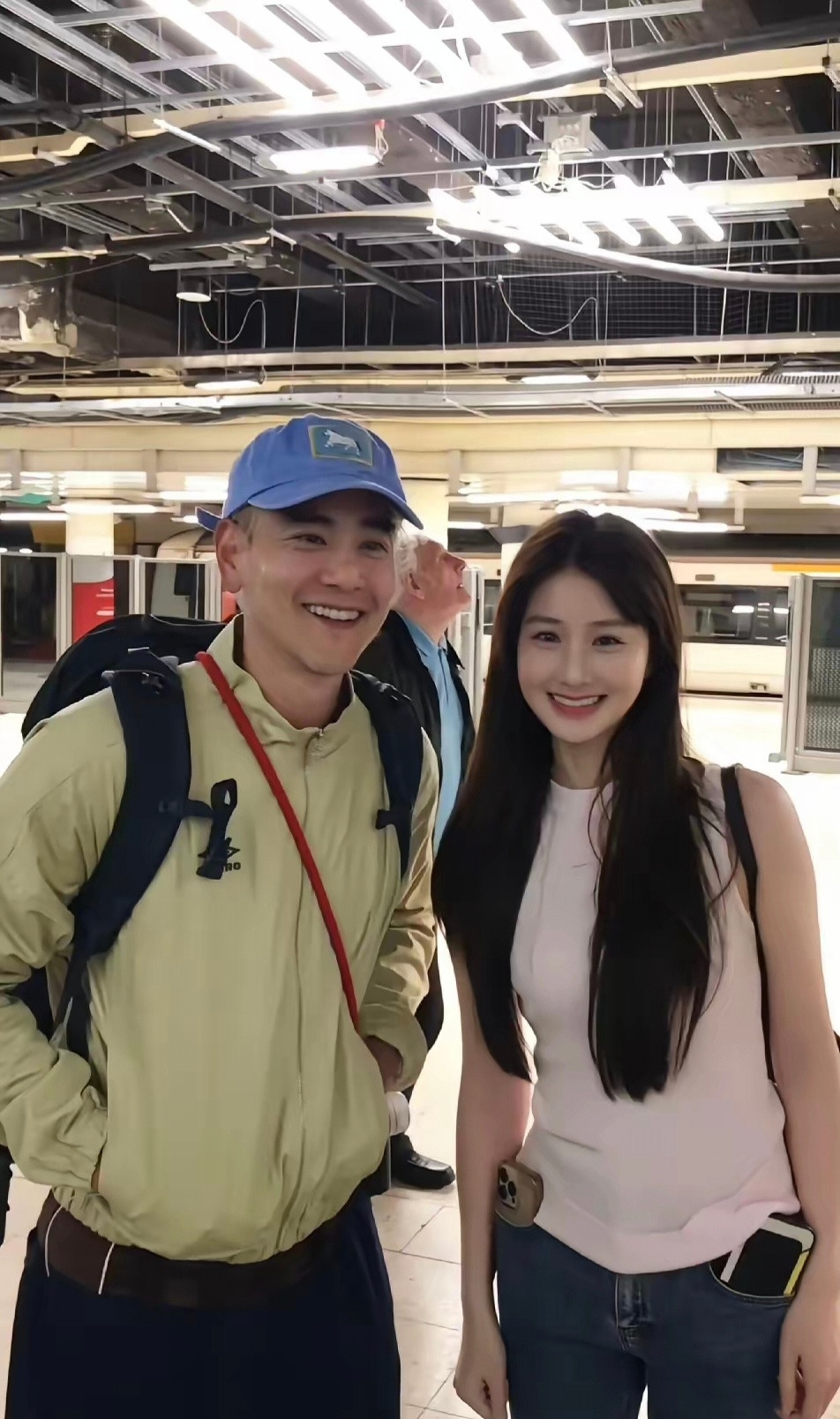 彭于晏见到这么漂亮的女粉丝，心里也很乐吧？他的嘴角就没放下来过